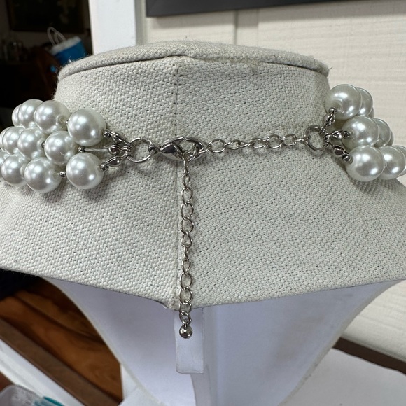 Gorgeous three strand pearl bead and rhinestone necklace - Picture 5 of 7